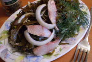 Salade d'algues, harengs et oignons marinés