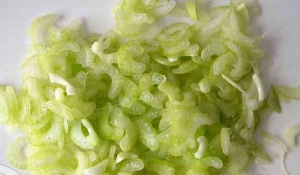 Salát s celerem a krabími tyčinkami