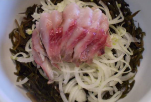 Salade van zeewier, ingelegde haring en uien