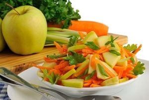 Pikantní salát s jablky, celerem a mrkví