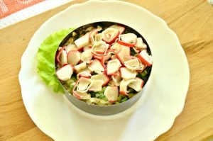 Salată cu bețe de crab, porumb și șuncă