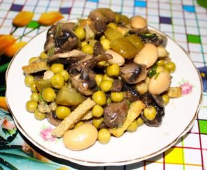Salade Met Bonen, Champignons En Beschuit