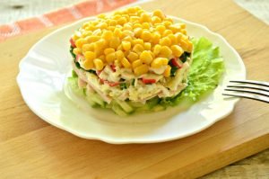 Salată cu bețe de crab, porumb și șuncă