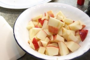 Salierų salotos su obuoliais ir riešutais