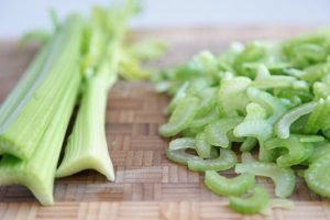 Salată de castraveți cu țelină