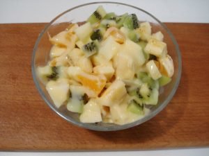 Salată de fructe cu lapte condensat