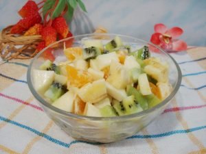 Salată de fructe cu lapte condensat