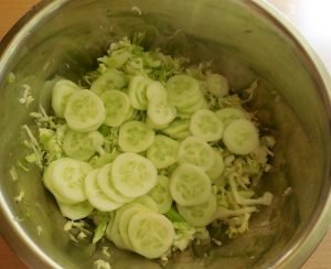 Jonge koolsalade met komkommers