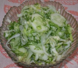 Salată de varză tânără cu castraveți