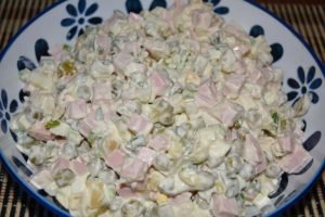 Klassieke Olivier-salade met worst en augurken