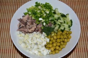 Konservuotos tuno salotos su šviežiu agurku ir kiaušiniu