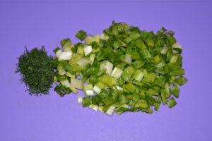 Salade de thon en conserve avec concombre et oeuf frais