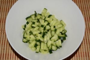 Hermetisert tunfarsalat med fersk agurk og egg