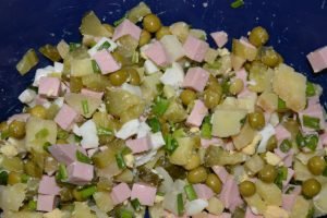 Klasikinės „Olivier“ salotos su dešra ir marinuotais agurkais