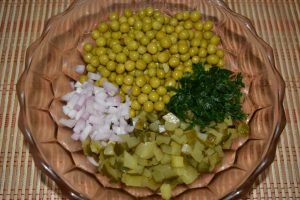 Zelený hrášek a nakládané okurky