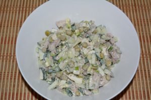 Hermetisert tunfarsalat med fersk agurk og egg