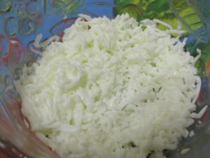 Mimozos salotos su konservuotu ir grietinėlės sūriu