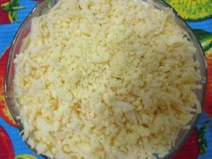 Mimozos salotos su konservuotu ir grietinėlės sūriu