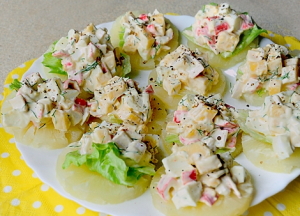 Salată cu bețe de crab și ananas