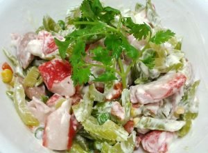 Salată cu țelină și bețe de crab