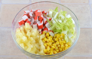 Salată ușoară cu varză și bețe de crab