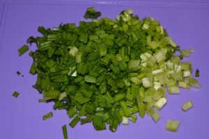 Klassisk Olivier-salat med pølse og sylteagurk