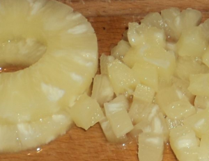 Salat av krabbepinner og ananas