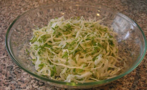 Salade de chou et de pois verts