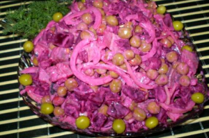 Salată de sfeclă cu hering și mazăre verde