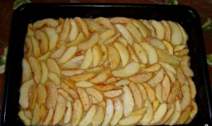 Plakti obuolių pyragą