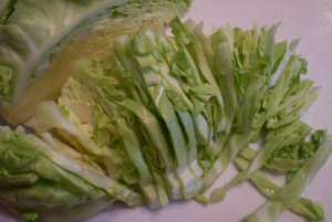 Salade van jonge kool, wortelen en viburnum