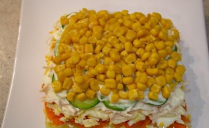 Lahodný salát s kuřecím masem, čerstvou okurkou a kukuřicí