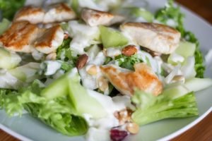 Salată de țelină, pui și porumb