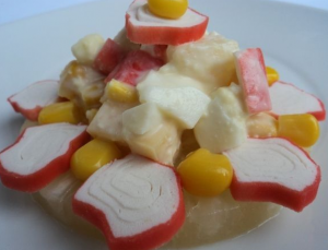 Salată de bețe de crab și ananas