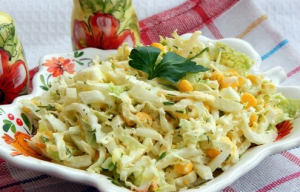 Kinakål og mais salat