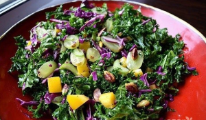 Salat med druer og pistasjnøtter