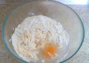 Kiaušinių-grietinės svogūnų pyragas