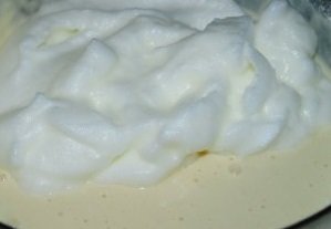 Mannik sur la crème sure et le kéfir