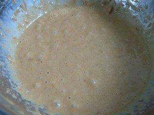 Taart met gekookte gecondenseerde melk en walnoten