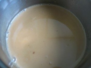 Taart met gekookte gecondenseerde melk en walnoten