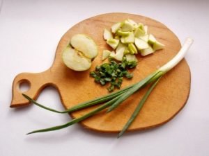 Zelný salát s jablky a zelenou cibulkou
