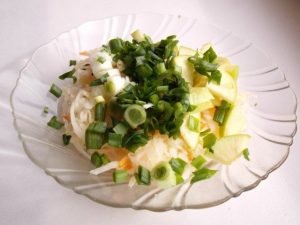 Salade de choucroute aux pommes et aux oignons verts