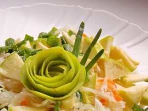 Salată de varză cu mere și ceapă verde