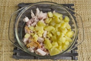 Salată cu piept de pui afumat și legume