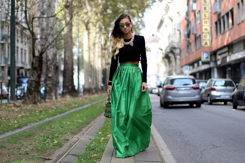 Zelená sukně na podlaze