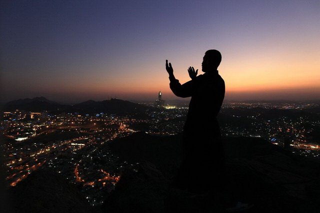 Un musulman lit une prière du soir