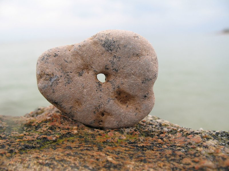 Piatră cu o gaură - zeul pui: proprietăți, vrăji