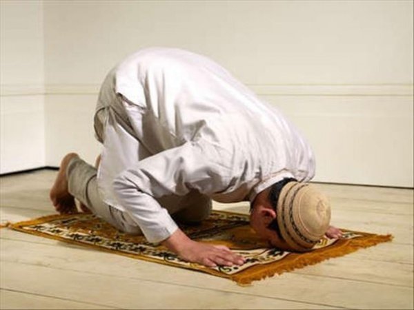 Musulmonų malda atsiklaupė ir nusilenkė prie žemės