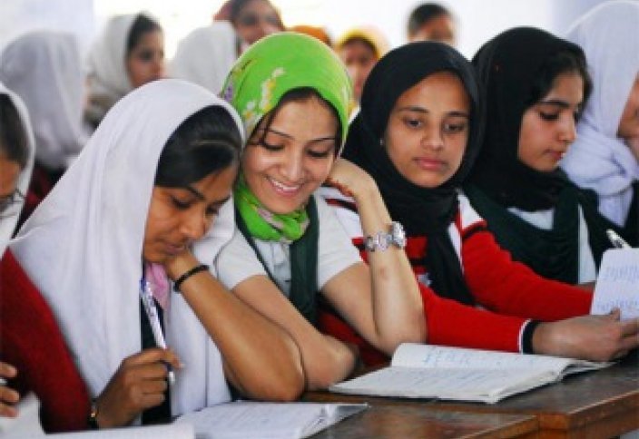 Musulmonės moterys laiko egzaminus