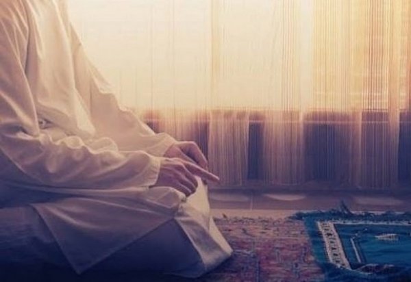 Muslim vysvětluje, jak číst sura